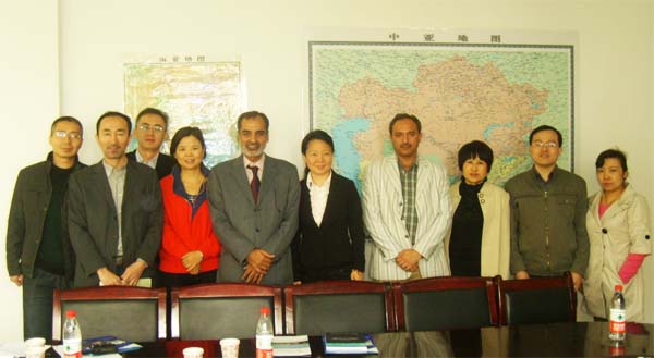 Group photo of IPS delegation and scholars of Institute of Central Asian Studies, Xinjiang Academy of Social Sciences.